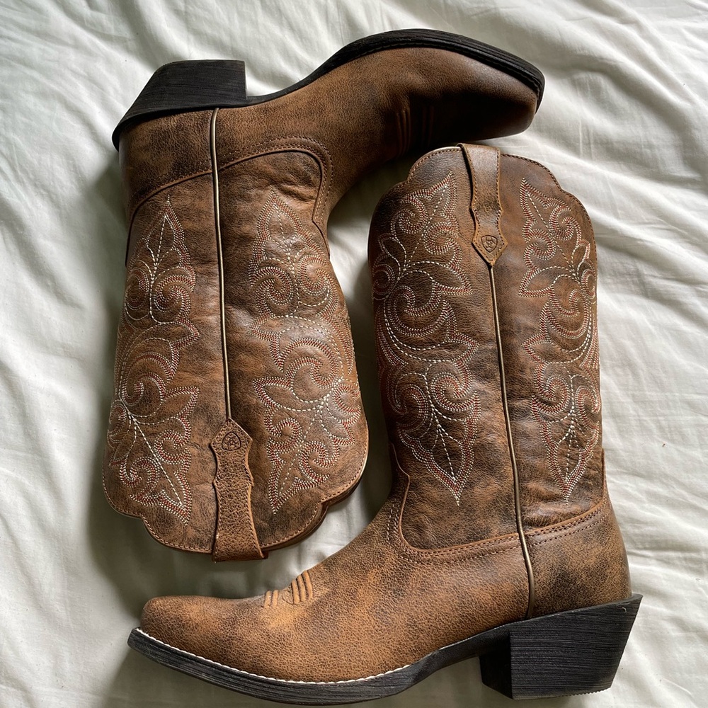 Women’s Ariat cowgirl boots